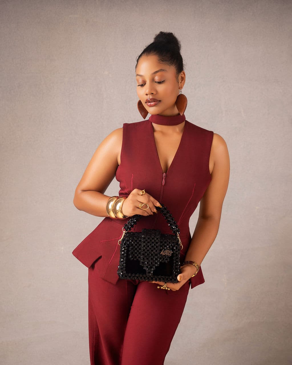 A model showcasing the Klair Black bag